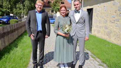 Bild: wku
Bürgermeister Bernhard Köller (links) traute Lisa Schmaußer und Uwe Jacob im historischen Steinstadel.