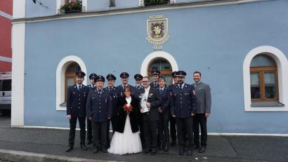 Bild: bey
Bürgermeister Rainer Rewitzer öffnet für das Paar am 31. Dezember das Rathaus zur Trauung. Die Feuerwehr Vöslesrieth mit Vorsitzendem Reinhold Brey (Zweiter von rechts) erwarten Christian Völkl und Iris Koller.