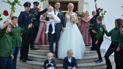 Bild: jr
Den kirchlichen Bund der Ehe schlossen am Samstag Franziska Betzl und Alexander Fachtan, hier im Bild beim Verlassen der Kirche mit der gemeinsamen Tochter Ida und den Brautkinder Ben und Noah.