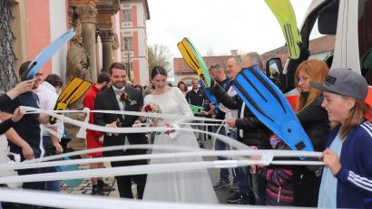 Bild: myd
Mit teils stumpfen Scheren aber bester Stimmung kämpfte sich das Brautpaar durch den Mullbindenspalier. Nach der Trauung durch Zelebrant Pater Adrian warteten etliche Vereine, viele Aufgaben und eine riesige Anzahl an Gratulanten auf die Frischvermählten Annika und Josef Ott.