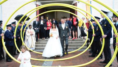 Bild: exb
Nach der Trauung warteten etliche Vereine vor der Kirche, darunter auch die Feuerwehr Stulln.