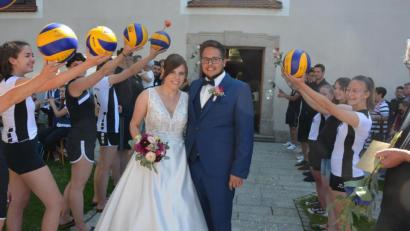 Bild: jr
Hanna Louisa Ernst und Johannes Strauß schritten nach der kirchlichen Trauung in Konnersreuth durch ein großes Ehrenspalier.