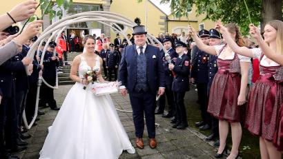 Bild: mef
Unter anderem die Feuerwehr steht Spalier für Sarah Friedrich und Felix Müller.