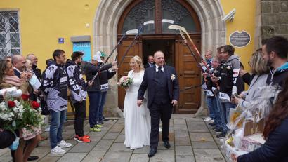 Bild: bkr
Spalier standen nach der Trauung Eishockeyspieler des SC Bayreuth und die Mitarbeiter der Immenreuther Gemeindeverwaltung, die eine besondere Geburtstagstorte als Geschenk überreichten und einen Sägebock aufstellten.