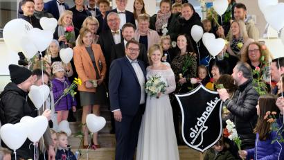 Bild: mab
Freunde, Vereinskameraden von Oischnak, Kollegen und natürlich die Familie bildeten ein langes Gratulationsspalier nach der standesamtlichen Trauung von Sandra und Andreas Seitz.