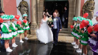 Bild: do
Ein dreifaches Helau dem Brautpaar: Nach der kirchlichen Trauuung des Speinsharter Klosterwirtes Felix Bauernfeind und seiner Kathrin standen auch Garden der Eschenbacher Faschingsgesellschaft Spalier.