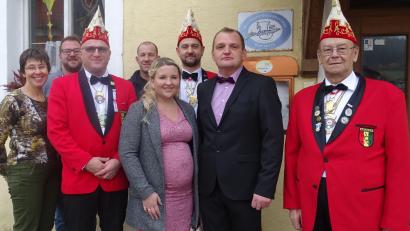 Bild: hl
Der Waldecker Carnevalverein feierte am Montag nicht nur den Start in die neue Session. Unter anderem Zweiter Präsident Alexander Wegmann (Dritter von rechts) und Ehrenpräsident Hans Lukas ließen Andreas und Lisa Köstler (von rechts) hoch leben, die sich an diesem Tag standesamtlich trauen ließen.