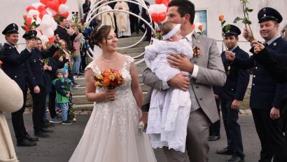 Bild: ubb
Franziska und Johannes Dietz haben ihre Hochzeit mit der Taufe ihrer kleinen Tochter Sonja verbunden. Mit einem großen Spalier gratulierten Freunde und Kameraden von fünf Vereinen.