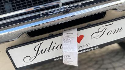 Bild: Julia Braun
Keine schöne Überraschung an einem sonst so perfekten Tag. Julia und Tom Braun haben am Steinberger See nur wenige Minuten nach dem sie mit ihrem Hochzeitsauto am Ufer geparkt haben, einen Strafzettel bekommen.