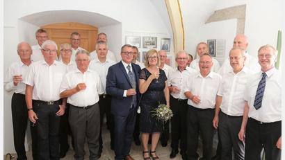 Bild: cro
Der MGV Flossenbürg gratuliert seinem zweiten Tenor Bernhard Gerstl mit Frau Helen Gerstl-Kreutzer zur Hochzeit