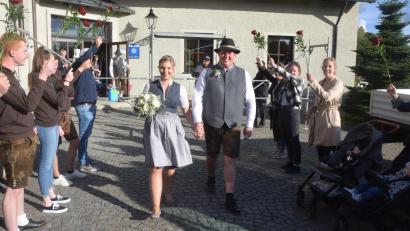 Bild: fz
Großer Bahnhof vor dem Rathaus in Flossenbürg für Nadine und Michael.