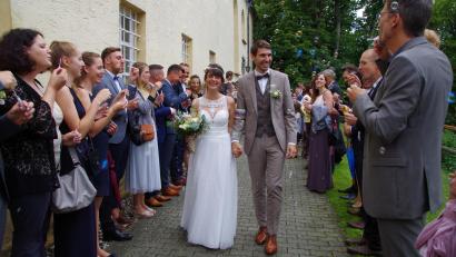 Bild: bk
SV-Fußballer, Kirwaleit und Arbeitskollegen standen Spalier für die Frischvermählten Martin und Anja Lehner.