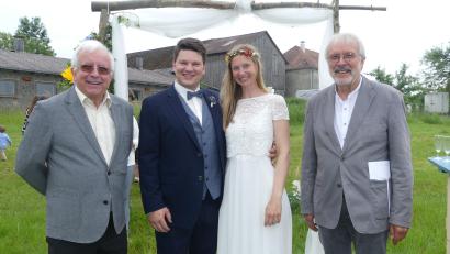 Bild: rn
Toni Schwemmer (links) und Hans Schmid gratulierten ihren Preßburg-Freunden Sandra und Michael Graser zur Eheschließung.