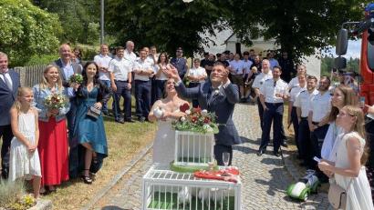 Bild: rfi
Bei der Hochzeit von Susanne Frey und Peter Schneider flatterten vor der Tännesberger Wallfahrtskirche weiße Tauben in den Himmel.