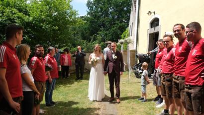 Bild: fvo
Am Kirchenportal im Kirchgarten in Lennesrieth stehen die Fußballer des FSV Waldthurn und gratulieren Franziska und Christoph Striegl.