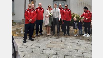 Bild: plo
Armin Scherm heiratete am Samstag seine langjährige Freundin Nina Rebl. Zur Hochzeit überbrachten auch die Mannschaftskollegen der Sparte Tischtennis des TSV Erbendorf Glückwünsche.