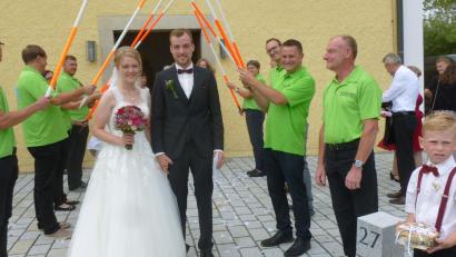 Bild: lts
Auch die Mitarbeiter des Vermessungsamtes Neunburg gratulierten dem Brautpaar zur Vermählung