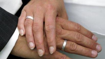 Symbolbild: Jens Wolf/dpa
Eine böse Überraschung erlebt ein Hochzeitspaar nach der großen Feier.