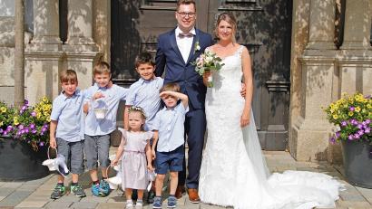 Bild: exb
Arabella und Radek Hammerer vor dem Basilika-Hauptportal, zusammen mit den Brautkindern (von links) Julian, Raphael, Franziska Noah und Sebastian.