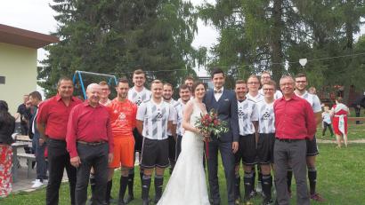 Bild: exb
Nach der Trauung gratulierten Vorstand und Spieler der DJK dem Brautpaar Johannes Schüner und Corinna Heim.