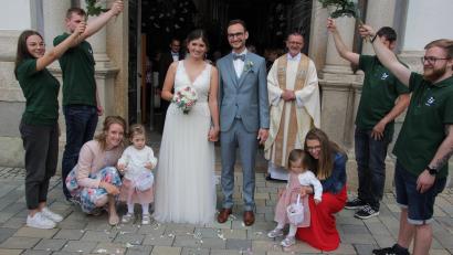 Bild: kro
Hanna Schnurrer und Michael Thoma beim Verlassen der Basilika, rechts Stadtpfarrer Dr. Thomas Vogl. Mit auf dem Bild die beiden Brautkinder Fiona (links) und Elisa, jeweils mit ihren Mamis.