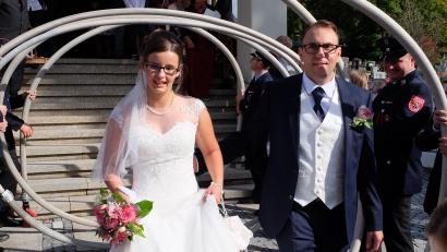 Bild: wlr
Markus Uschold und seine Maria (geborene Ertl) geben sich in der katholischen Nikolauskirche das Ja-Wort. Nach der Trauung durchschreiten sie ein Schlauchspalier.