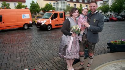 Bild: wro
Nina Haberzett-Oppl und Patrick Oppl gaben sich im Wiesauer Rathaus das Ja-Wort. Mit dabei die einjährige Tochter Ida. Die Kollegen des Bräutigams überraschten das Paar mit einem Spalier von Bauhoffahrzeugen.