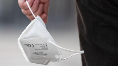 Bild: Marijan Murat/dpa
Schutzmasken gegen das Coronavirus sind in manchen Einrichtungen wieder gefragt.