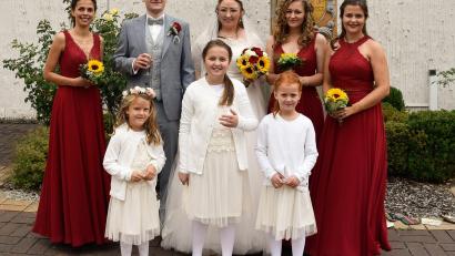 Bild: lep
In der Kirche Mariä Himmelfahrt geben sich Tanja Sporrer und Patrik Pospisil das Jawort. Mit Blumenmädchen und Brautjungfern rücken sie nur kurz für das Foto eng zusammen. Trotz Corona-Vorgaben wird die Hochzeit zu einem Höhepunkt im Leben des Brautpaares.