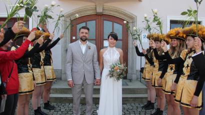 Bild: kro
Die Jugendgarde von "Rosamunde" Mähring empfing das Brautpaar Nicole Dybicki und Jürgen Löw nach der standesamtlichen Trauung in einem Ehrenspalier.