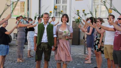 Bild: kro
Nach der standesamtlichen Trauung wurden Miriam Männer und Philip Schnurrer von zahlreichen Freunden und Freundinnen im Ehrenspalier erwartet.