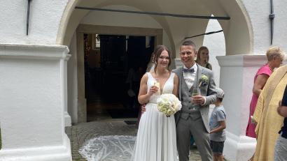 Bild: Josef Glas
Julia und Martin Busch stoßen nach der Trauung in der Wallfahrtskirche St. Jodok in Tännesberg auf ihre gemeinsame Zukunft an.