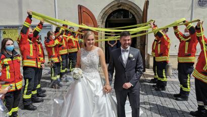 Bild: mde
Sie trauten sich: Eva-Maria Schäffler (geborene Emmerig) und Marco Schäffler, der Sohn des Kemnather Bürgermeisters, standen am Samstag vor dem Traualtar in der Kemnather Stadtpfarrkirche.