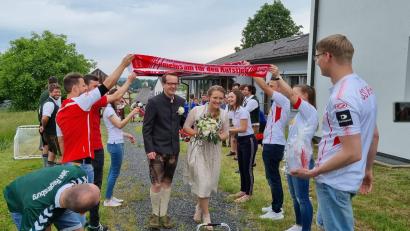 Bild: fvo
Nach der standesamtlichen Trauung von Franziska Eger und Christoph Striegl warten die Gratulanten auf das Brautpaar.