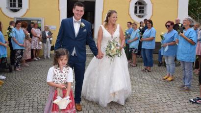 Bild: wku
Ein langes Spalier erwartete das Brautpaar Melanie und Tobias Luber vor der Kirchentüre