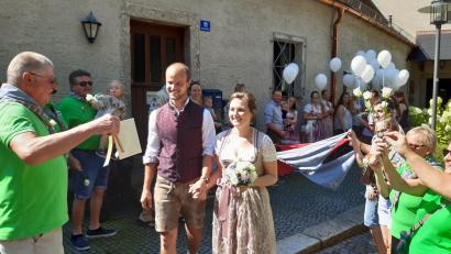 Bild: Lowak
Susanne Hartmann und Christian Schweigl geben sich in der Burg Neuhaus das Jawort.