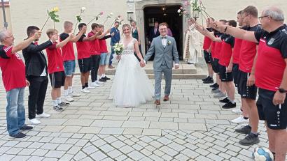 Bild: fpoz
Die Fußballer des TSV Waldershof formierten sich zu einem Ehrenspalier für Christina Nowikov und Maximilian Aßmann.