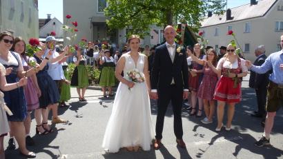 Bild: bk
Riesenauflauf bei der Hochzeit des Jahres: Vom Kirchenportal bis hinüber zum Rathaus reichte das Ehrenspalier, das die Servicekräfte anführten.