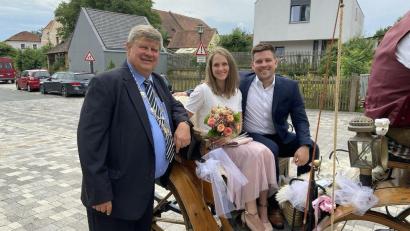 Bild: bk
Bürgermeister Martin Schregelmann gratulierte dem frischvermählten Brautpaar Stephanie und Michael.