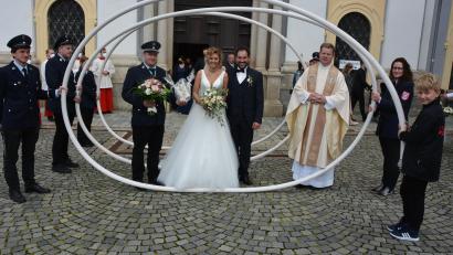 Bild: jr
Mit einem Ehrenspalier gratulierte die Feuerwehr Pechofen zur Hochzeit von Fabienne Engelbrechtsmüller und Fabian Schaumberger.