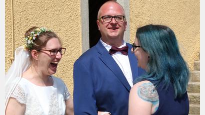 Bild: Stephan Landgraf/exb
Herzliche Glückwünsche vom HPZ: Anna Dettelbacher (rechts), Leiterin des Sozialdienstes, gratuliert dem Hochzeitspaar Sabrina Goßmann und Dominik Reisner stellvertretend für die Geschäftsführung, die Werkstätten GmbH und die Kollegen.