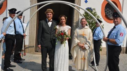 Bild: jr
Julia Riolfi und Gerhard Pfohl schritten nach der Hochzeitsmesse in der Kapplkirche durch ein Schlauch-Spalier der Feuerwehr Neudorf-Rosenbühl. Die Trauung hatte Pfarrvikar Christian Preitschaft vorgenommen