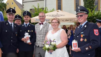 Bild: wku
Für die Feuerwehren Namsreuth und Königstein gratulieren (von links) Hans-Jürgen Pirner, Jürgen Renner, Hermann Rumpler und Wolfgang Platzer dem frisch vermählten Brautpaar.