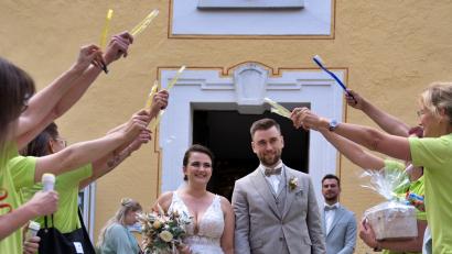 Bild: wku
Jennifer und Michael Pirner wurden von den Beschäftigten der Zahnarztpraxis Raap mit einem Zahnbürstenspalier überrascht.