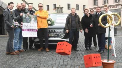Bild: Gabi Schönberger
Ihr Würfelglück dürfen Hochzeitsjubilare und Brautpaare versuchen, die 2023 heiraten. Insgesamt zwölf Fachgeschäfte beteiligen sich an den "Weidener Hochzeitswochen".