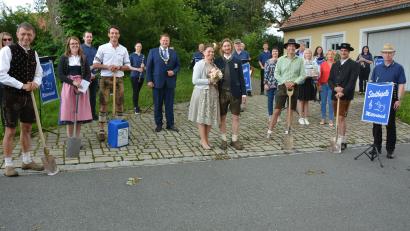 Bild: jr
Standesamtlich geheiratet haben am Samstagvormittag im Leonberger Pfarr- und Jugendheim die Mitterteicherin Christina Fick und der Münchenreuther Ludwig Peter (Bildmitte). Die Stadtkapelle Mitterteich überraschte das Hochzeitspaar mit zünftiger Musik.