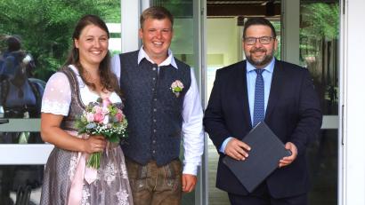 Bild: bkr
Für Bürgermeister Thomas Kaufmann (rechts) waren Annemarie Zaus und Thomas Brunner das erste Paar, das vor ihm den Bund fürs Leben schloss.