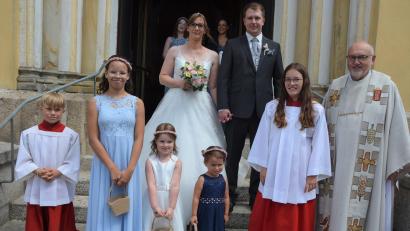 Bild: jr
Kirchlich geheiratet haben am Samstag in der Stadtpfarrkirche St. Jakob Stefanie und Sebastian Käs, hier mit Stadtpfarrer Anton Witt. Im Vordergrund die Brautkinder Sophie, Emma und Mia (von links).