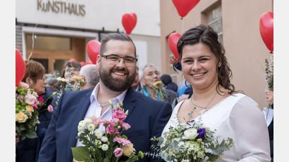 Bild: Francesco Trubiano/exb
Nach der Trauung wurden Katrin Kropf und Christian Völkl in der Kunstgasse von vielen Freunden und Wegbegleitern erwartet.