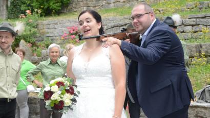 Bild: bey
Trotz "aufgelegten" Schusses ist Braut Marina Kleber später treffsicherer als Bräutigam Michael Kraus.